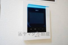 防犯性もばっちり、TVモニター付きインターフォン完備。大きなモニターで玄関先を確認できます。録画機能が付いているので不在時の訪問者も確認できて安心です^^