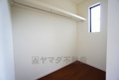 ハンガーパイプ付で散らかりがちな洋服類もきれいに整理できます。使用頻度が少ないものは枕棚の上に、足元には3段ボックスを置いて、フル活用できるクローゼットです＾＾