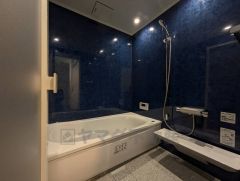 1日の疲れを癒すくつろぎのバスルーム。足を伸ばしてもゆったりと入れるサイズです。お子様と一緒にお風呂に入っても狭くないですね^^