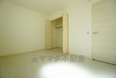 同仕様写真。木目調のシンプルデザインで落ち着きと安らぎの空間に仕上げています。各部屋に収納が完備されているので、お荷物が多くなっても安心の設計です。
