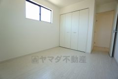 木目調のシンプルデザインで落ち着きと安らぎの空間に仕上げています。各部屋に収納が完備されているので、お荷物が多くなっても安心の設計です。
