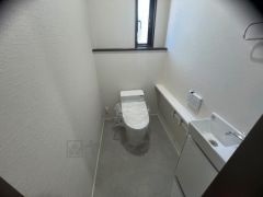 ウォシュレット付トイレです。節水機能もあるので、安心して使えますね。