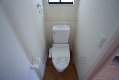 温水洗浄機付トイレです。節水機能もあるので、安心して使えますね。もちろん、1階2階の2ヶ所にトイレがあるので、忙しい朝にもゆとりができますね。