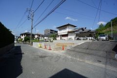 前面道路は交通量が少なく小さなお子様がいるご家庭も安心です＾＾ 大型車両の通行も少なく静かで快適な生活を送れます＾＾