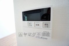 給湯器リモコンはキッチン横からボタンひとつで操作が楽々。通話ボタン付きでお子様とも会話ができて安心です。