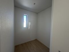 収納力豊富なウォークインクローゼット付き。洋服や小物などを1箇所にまとめて美しい収納を実現します。