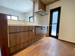 冷蔵庫、カップボードも余裕で置ける広さを確保しています。