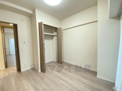 住む人のこだわりを活かす洋室＾＾日当たりがよく、寝室としての利用もおすすめ。広めのクローゼットもあり荷物もすっきり片付けれ、ゆとりのある暮らしが出来ます＾＾