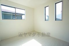 2面採光を確保した明るい室内は、風通しも良く、大変居心地の良い空間となっております。爽やかな風を感じて起きる朝は、快適生活の始まりに。