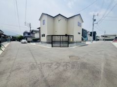 前面道路はゆったりしており、車同士がすれ違うスペースが十分にあります。
