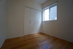 1階洋室。書斎や客間、キッズスペースなど様々な用途で活躍しそうです＾＾たっぷり収納できるクローゼット完備。