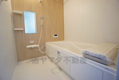 1日の疲れを癒すくつろぎのバスルーム。足を伸ばしてもゆったりと入れるサイズです。お子様と一緒にお風呂に入っても狭くないですね^^