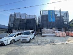 カースペースは停めやすい並列駐車3台付き。 ご夫婦で一台づつ所有できます。