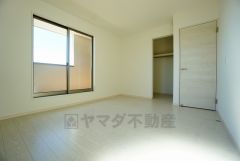 同仕様写真。住む人のこだわりを活かす洋室＾＾日当たりがよく、寝室としての利用もおすすめ。WICもあり荷物もすっきり片付けられ、ゆとりのある暮らしが出来ます＾＾