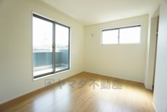 2面採光を確保した明るい室内は、風通しも良く、大変居心地の良い空間となっております。爽やかな風を感じて起きる朝は、快適生活の始まりに。