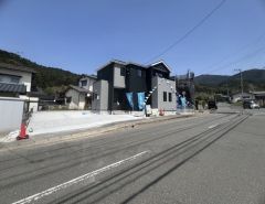 前面道路約9ｍ駐車がスムーズ＾＾ 駐車4台＾＾電動シャッター、勝手口標準装備。 西鉄バス極楽寺停まで徒歩1分＾＾