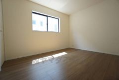 木目調のシンプルデザインで落ち着きと安らぎの空間に仕上げています。各部屋に収納が完備されているので、お荷物が多くなっても安心の設計です。