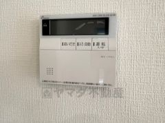 キッチン横からお湯張り、追い炊き、足し湯がボタン一つで楽々操作できる給湯機リモコンです＾＾忙しい夕飯の準備の時間帯に重宝しますね。