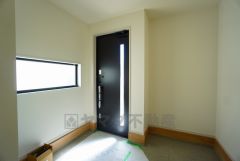 たっぷり収納できるシューズボックスです。家族全員の靴がきれいに整頓できます。棚の上にお花や写真を飾っても良いですね。