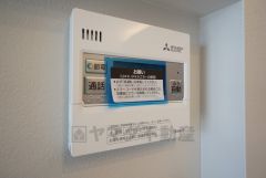 給湯器リモコンはキッチン横からボタンひとつで操作が楽々。通話ボタン付きでお子様とも会話ができて安心です。