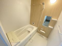1日の疲れを癒すくつろぎのバスルーム。足を伸ばしてもゆったりと入れるサイズです。お子様と一緒にお風呂に入っても狭くないですね^^