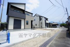 前面道路南側2.9ｍ。 大型車は通行できません。騒音や交通量も少ないためストレスなく利用できます＾＾
