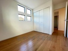 全居室にはたっぷり収納できる大型クローゼットを設置しています。窓には断熱性・保温性にすぐれ、省エネ効果のあるペアガラスを採用。冬には結露を防止します。