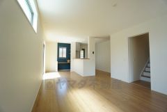 家族が集まる開放的なリビング。約18帖の大空間で毎日のお食事が楽しみです＾＾思い思いの時間を過ごしたり、家族みんなで食事をしたり、素敵な団らんの場になりますね。