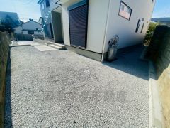 駐車スペースとは別にお庭もついております。広さも十分あるので、ガーデニングやBBQなど楽しみの増えるお庭です＾＾