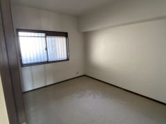 明るい洋室です。ナチュラル色のフローリングで開放的な優しい雰囲気になっています＾＾ベッドや机、ＴＶを置いてもゆとりのある広さです。