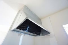 調理により発生する油煙や臭いを吸い込み、屋外へ排気してくれます。