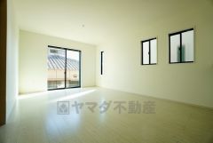 同仕様写真。大きな窓のあるリビングは、陽光あふれる明るい空間です。居心地良く、ご家族皆がゆったり寛げる憩いの空間となりそうです。