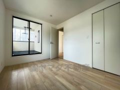 2面採光を確保した明るい室内は、風通しも良く、大変居心地の良い空間となっております。爽やかな風を感じて起きる朝は、快適生活の始まりに。