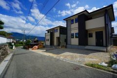 前面道路は交通量が少なく、小さなお子様がいるご家庭も安心です＾＾