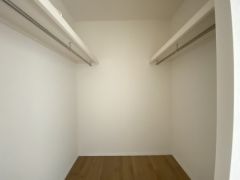 収納力豊富なウォークインクローゼット付き。洋服や小物などを1箇所にまとめて美しい収納を実現します。