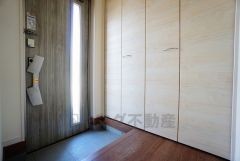 同仕様写真。家族全員の靴がきれいに整頓できます。棚の上にお花や写真を飾っても良いですね。