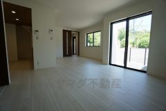 大きな窓のあるリビングは、陽光あふれる明るい空間です。居心地良く、ご家族皆がゆったり寛げる憩いの空間となりそうです。