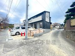 前面道路は、公道南東側約7ｍ。幅広く車の離合もスムーズです＾＾安全性、機能性に優れたオール電化で快適な新生活＾＾