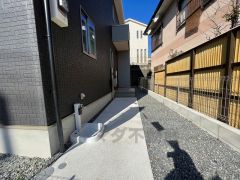タッチキータイプの玄関ドアです。奥まって設置されているので、雨に濡れる心配もありません。