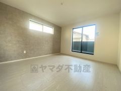 デザインクロスが2階洋室の雰囲気を上品に仕上げています。いつもと違う雰囲気のお部屋をお楽しみください。