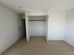 暖かい日差しが差し込む洋室。たっぷり収納できるクローゼット付きでお部屋の中をすっきりと快適に保てます。