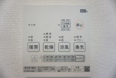 同仕様写真。浴室暖房乾燥機には、暖房、乾燥、涼風、換気の4つの機能が付いています。タイマー付きです。