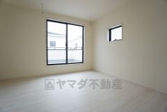 2面採光を確保した明るい室内は、風通しも良く、大変居心地の良い空間となっております。爽やかな風を感じて起きる朝は、快適生活の始まりに。