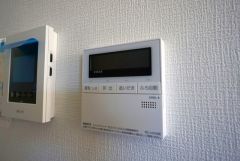 キッチン横からお湯張り、追い炊き、足し湯がボタン一つで楽々操作できる給湯機リモコンです。忙しい夕飯準備の時間帯に重宝しますね。