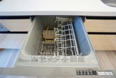 家事の時間が短縮できる食器洗浄乾燥機付。後片付けもラクラクです。