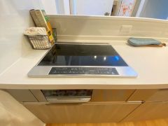 お手入れのしやすいIHクッキングヒーターです。 3口コンロなので、効率よくお料理が楽しめます。毎日のお料理も楽しくなりますね＾＾