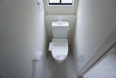 ウォシュレット付トイレです。節水機能もあるので、安心して使えますね。もちろん、1階2階の2ヶ所にトイレがあるので、忙しい朝にもゆとりができますね。