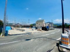 前面道路は8.1ｍ。 お車をスムーズにお停めできます＾＾ カースペースは全棟2台。イオン福岡まで車で約10分（3ｋｍ）ショッピングや映画鑑賞などで楽しめます＾＾