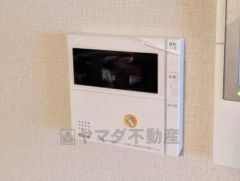 給湯器リモコンはキッチン横からボタンひとつで操作が楽々。通話ボタン付きでお子様とも会話ができて安心です。