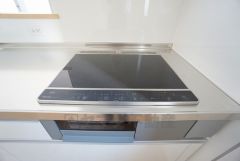 お手入れのしやすいIHクッキングヒーターです。 3口コンロなので、効率よくお料理が楽しめます。毎日のお料理も楽しくなりますね＾＾